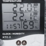 Reloj Termómetro Higrómetro con sonda para medir temperatura interna y externa en el experimento de ¿Sabías que tu contenedor de Tenebrios puede ser un horno? Calor: ¿amigo o enemigo?